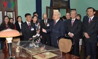 Нгуен Фу Чонг зажёг благовония в память о Президенте Хо Ши Мине 
