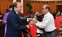 Нгуен Суан Фук принял делегацию жителей  Дананга, имеющих заслуги перед Отечеством