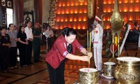 Нгуен Тхи Ким Нган зажгла благовония в память о павших фронтовиках в Хошимине