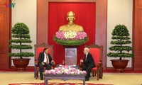 Нгуен Фу Чонг встретился с генеральным секретарём ЦК НРПЛ, президентом Лаоса