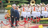 Премьер Вьетнама Нгуен Суан Фук провел переговоры со своим австралийским коллегой