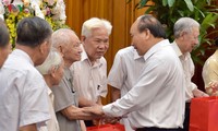 Премьер Вьетнама встретился с бывшими помощниками Президента Хо Ши Мина
