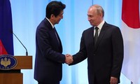 Премьер Японии прибыл в Россию, чтобы вывести переговоры по мирному договору на новый уровень
