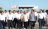 Премьер Вьетнама инспектировал ход строительства скоростной автомагистрали Чунглыонг-Митхуан