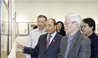 Нгуен Суан Фук посетил выставку этюдов народного художника Нго Мань Лана