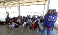 УВКБ: десятки беженцев покинули центр содержания в Ливии