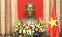Данг Тхи Нгок Тхинь приняла представителей провинции Виньлонг, имеющих заслуги перед Отечеством