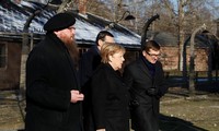 Канцлер ФРГ Ангела Меркель впервые за четыре срока посетила Освенцим