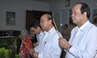 Премьер Вьетнама зажёг благовония в память о бывших руководителях страны