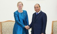 Премьер Вьетнама Нгуен Суан Фук принял послов Швеции и Франции