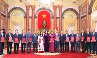 Во Вьетнаме присвоено звание посла 14 дипломатическим работникам