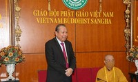 Вице-премьер Вьетнама Чыонг Хоа Бинь поздравил с праздником Весак