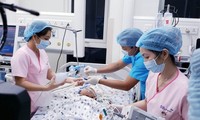 Премьер Вьетнама поздравил врачей с успешным проведением операции по разделению близнецов