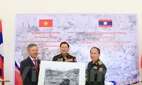 Remise de photos pour l’exposition "la piste Hồ Chí Minh au Laos"