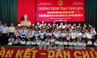 Bourses à 100 élèves en difficulté de la province de Nghe An