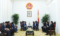 Le Premier ministre reçoit les ambassadeurs singapourien et cambodgien