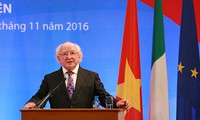 Le président irlandais termine sa visite au Vietnam 