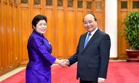 Nguyen Xuan Phuc reçoit la ministre chef du bureau du Premier ministre laotien