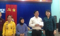 Dang Thi Ngoc Thinh rencontre les sinistrés de Quang Nam