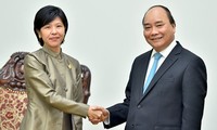 Nguyen Xuan Phuc reçoit l’ambassadrice canadienne Ping Kitnikone