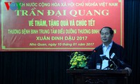Le président Tran Dai Quang rend visite à des invalides de guerre