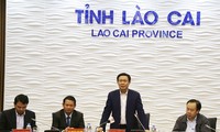 Vuong Dinh Hue rencontre les autorités de Lao Cai