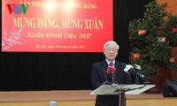 Nguyen Phu Trong présente ses vœux au bureau du Comité central du Parti