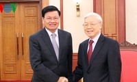 Le Premier ministre laotien reçu par Nguyen Phu Trong