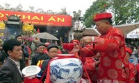 Nam Dinh : Procession du poisson à la fête du temple des Tran