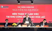 Nguyen Xuan Phuc se rend dans la zone de hautes technologies de Hoa Lac
