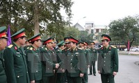 Ngo Xuan Lich rend visite à la division 341 - quatrième zone militaire