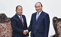 Nguyen Xuan Phuc reçoit le ministre de la sécurité du Laos