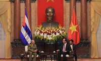 Les dirigeants vietnamiens reçoivent le ministre cubain des Forces armées révolutionnaires 