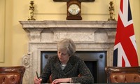 Theresa May signe la lettre du Brexit