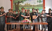 Le Vietnam aide les forces blindées du Cambodge