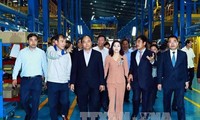 Le Premier ministre Nguyen Xuan Phuc visite une usine d’assemblage automobile