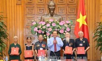Truong Hoa Binh reçoit des personnes méritantes de la province de Kon Tum