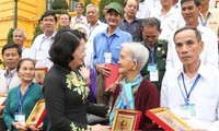 Dang Thi Ngoc Thinh rencontre des personnes méritantes de Hau Giang