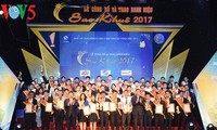 Vu Duc Dam à la remise du prix Etoile Khuê 2017