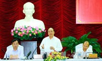 Nguyên Xuân Phuc travaille avec des responsables de Binh Thuân