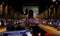 Tirs sur les Champs-Elysées: un policier tué, deux autres blessés, l'assaillant mort 