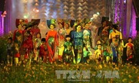 Festival des métiers traditionnels de Hue 2017: la peinture et l’ao dai