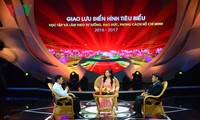 Echanges entre des personnes suivant l’exemple moral du président Ho Chi Minh
