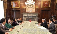 Dang Thi Ngoc Thinh rencontre le président de la Chambre des conseillers du Japon