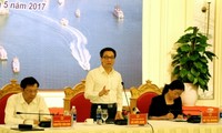 Vu Duc Dam à Quang Ninh pour parler du développement de l’éducation et de la santé 