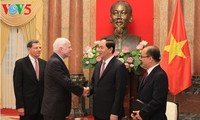 Une délégation du comité des forces armées du Sénat américain en visite au Vietnam 