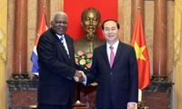 Les dirigeants vietnamiens reçoivent Esteban Lazo Hernandez
