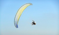 100 parachutistes au tournoi de parapente de Danang 