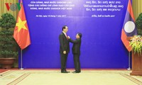  Remise de distinctions honorifiques du Laos à des dirigeants vietnamiens