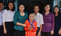 Nguyen Thi Kim Ngan rend visite aux familles méritantes de Ho Chi Minh-ville